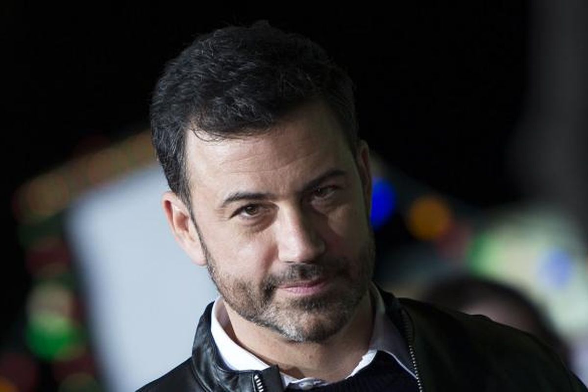 Pembawa acara Jimmy Kimmel menghadiri pemutaran perdana film Office Christmas Party di Regency Village Theater di Los Angeles pada Rabu (7/12/2016).