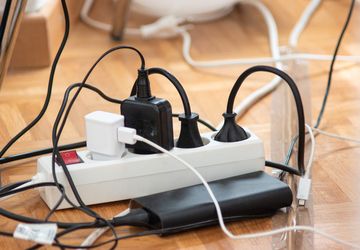 5 Alasan Harus Selalu Mencabut Charger Setelah Digunakan