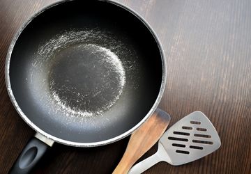 Amankah Menggunakan Wajan Antilengket yang Tergores? Ini Kata Ahli