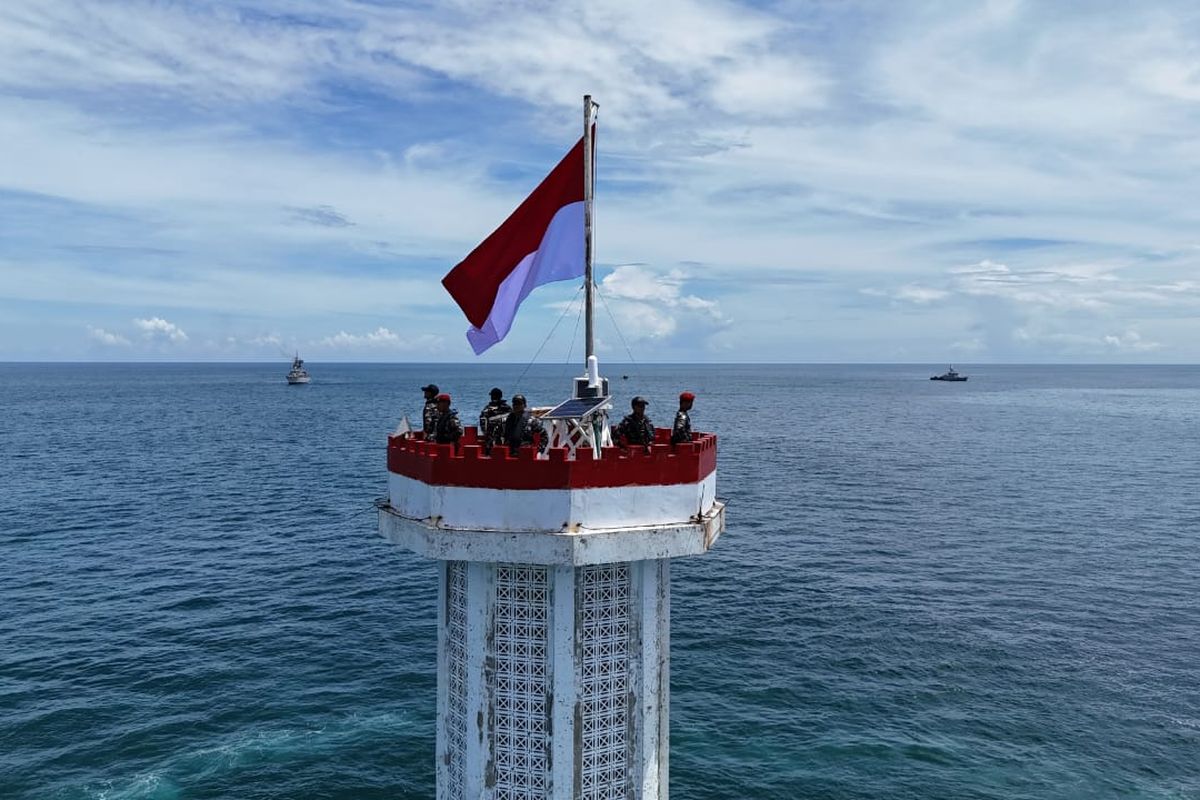 Aksi awak kapal KRI OWA-354 dan KRI AJAK -653 saat melakukan perawatan suar Karang Unarang di Perairan Ambalat,