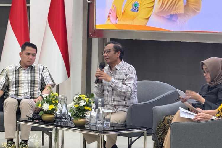 Mantan Menko Polhukam Mahfud MD dalam diskusi publik Golkar di kantor DPP Golkar, Jakarta Barat, Kamis (24/7/2025). 