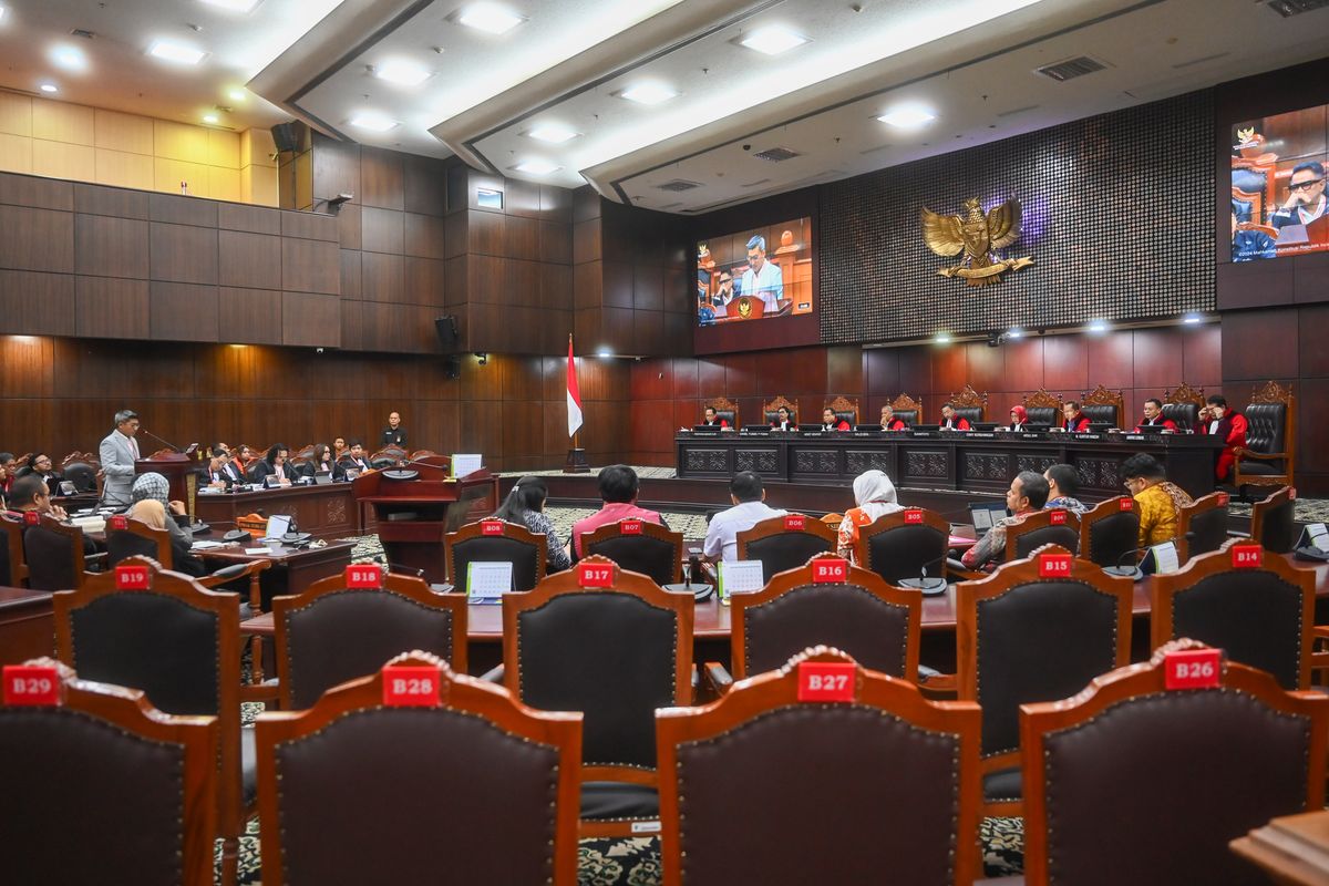 Ketua Mahkamah Konstitusi (MK) Suhartoyo (kelima kanan) didampingi para Wakil Ketua MK mendengarkan keterangan dari Komisioner Lembaga Manajemen Kolektif Nasional (LMKN) Jilid 2 Marulam Juniasi Hutauruk (kiri) dalam sidang uji materiil UU nomor 28 tahun 2014 tentang Hak Cipta di Mahkamah Konstitusi, Jakarta, Kamis (31/7/2025). Sidang tersebut beragendakan mendengar keterangan saksi dan ahli dari pemohon. 
