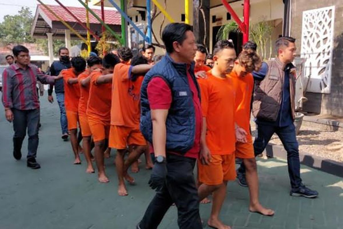 Polres Kediri menetapkan 28 orang sebagai tersangka dalam penjarahan kantor Pemkab dan DPRD Kediri, Jawa Timur.