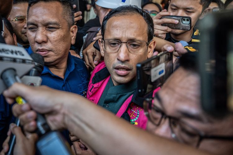 Mantan Menteri Pendidikan, Kebudayaan, Riset dan Teknologi (Mendikbudristek) 2019-2024 Nadiem Makarim (tengah) berjalan menuju mobil tahanan usai pemeriksaan di Jampidsus, Kejaksaan Agung, Jakarta, Kamis (4/9/2025). Kejaksaan Agung menetapkan Nadiem Makarim sebagai tersangka kasus dugaan korupsi pengadaan sistem Chromebook di Kemendikbudristek dan ditaksir kerugian negara dalam perkara ini mencapai Rp1,9 triliun. ANTARA FOTO/Bayu Pratama S/agr. Kata GoTo Usai Nadiem Makarim Jadi Tersangka Kasus Korupsi Chromebook