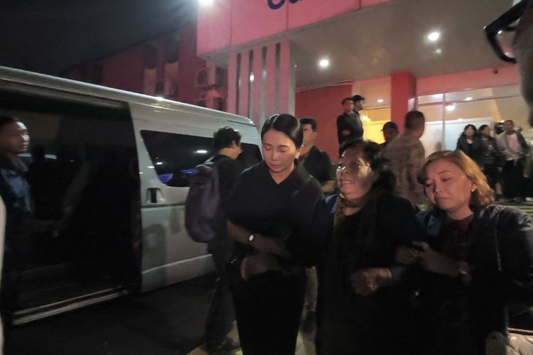 Tangisan Keluarga Sambut Kepulangan Jenazah Staf KBRI Peru Zetro ke Tanah Air...