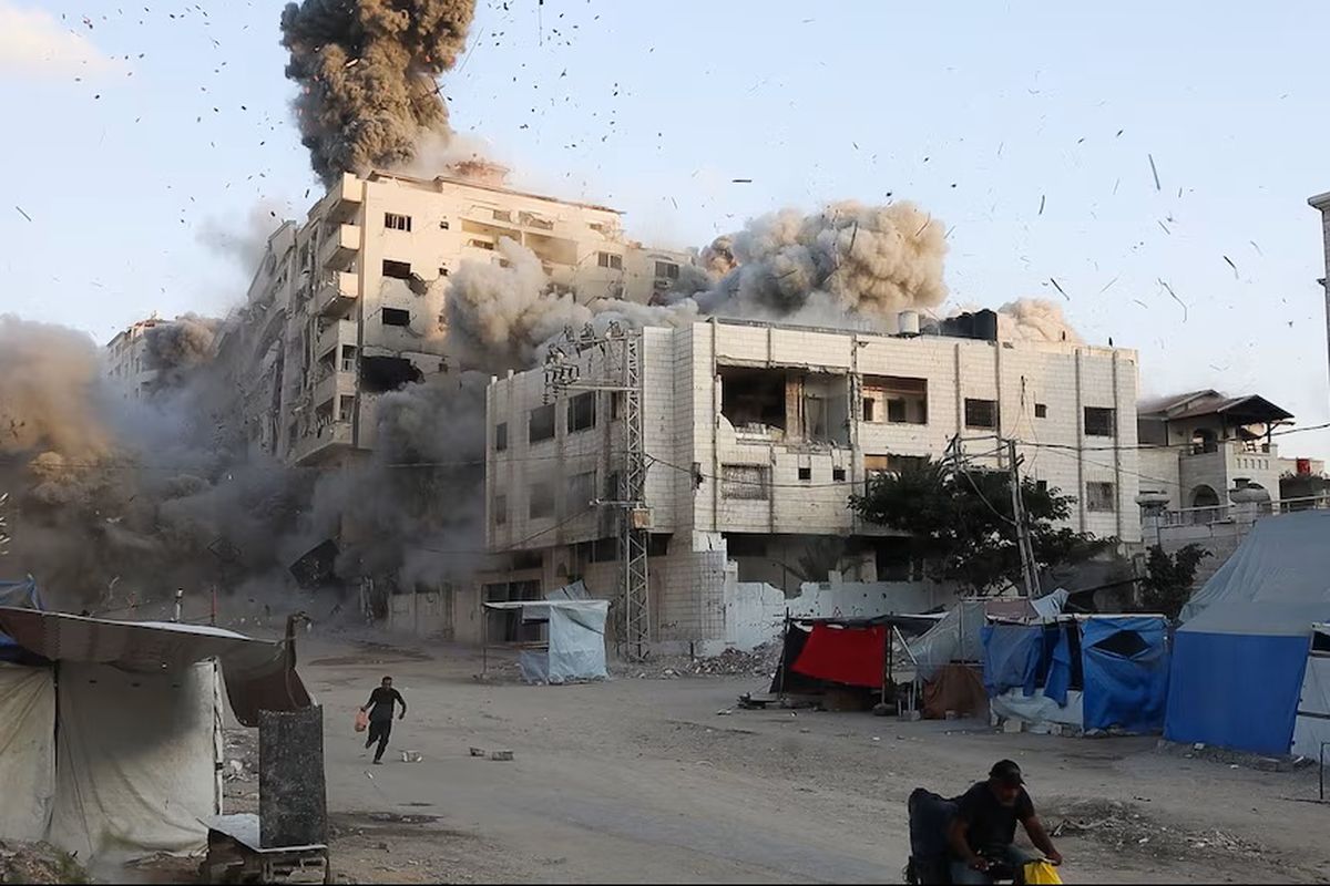 Israel telah menghancurkan gedung-gedung apartemen di Kota Gaza sebelum invasi daratnya.