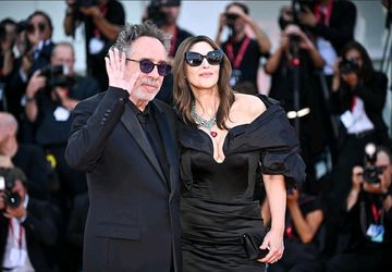 Tim Burton dan Monica Bellucci Umumkan Berpisah Setelah 2 Tahun Bersama