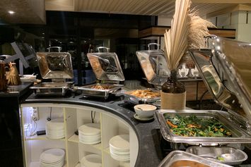 Ini Alasan Dilarang Pakai Sandal Hotel Saat Sarapan Menurut Chef 