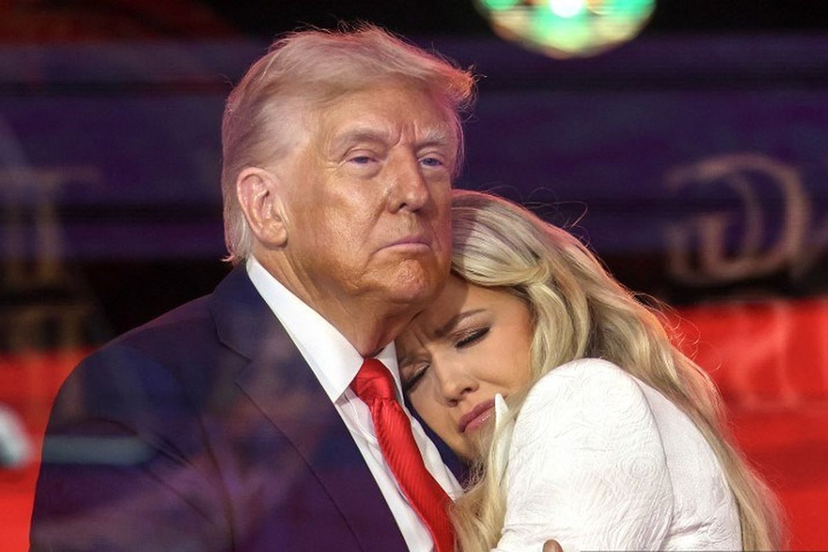 Presiden Amerika Serikat Donald Trump memeluk Erika Kirk, istri mendiang Charlie Kirk, dalam upacara penghormatan terakhir sang aktivis di Stadion State Farm, Kota Glendale, Negara Bagian Arizona, Amerika Serikat, Minggu (21/9/2025).