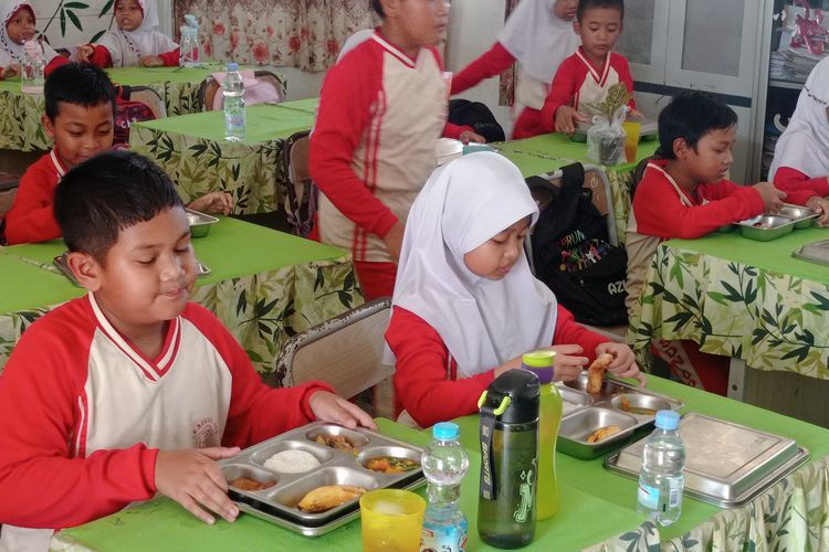 Program Makan Bergizi Gratis (MBG) mulai dilaksanakan di Samarinda Utara sejak Senin, 14 April 2025. Kegiatan ini dimulai usai libur Idul Fitri dan disambut antusias oleh siswa dan pihak sekolah di SDN 004 Samarinda Utara