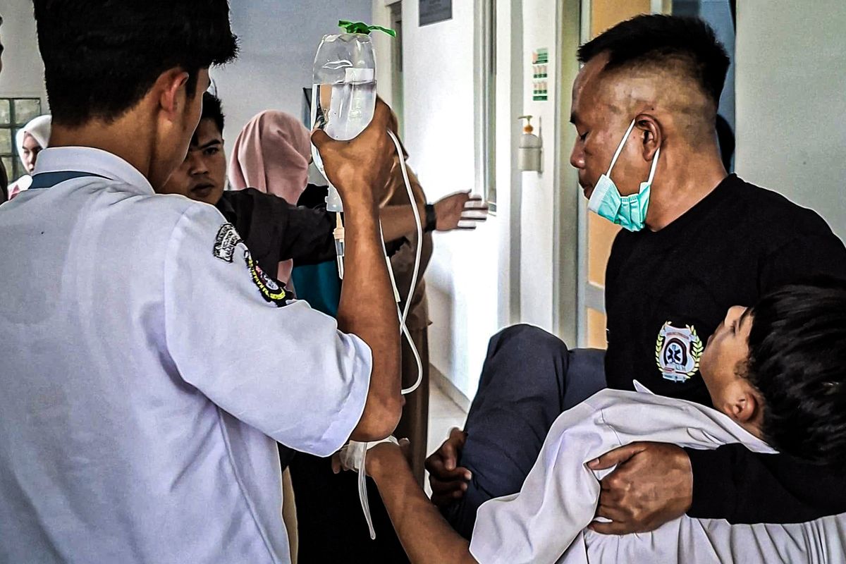 Belasan siswa di SMK Pembangunan Bandung Barat, Desa Sirnagalih, Kecamatan Cipongkor, Kabupten Bandung Barat (KBB), Jawa Barat mengalami keracunan massal.