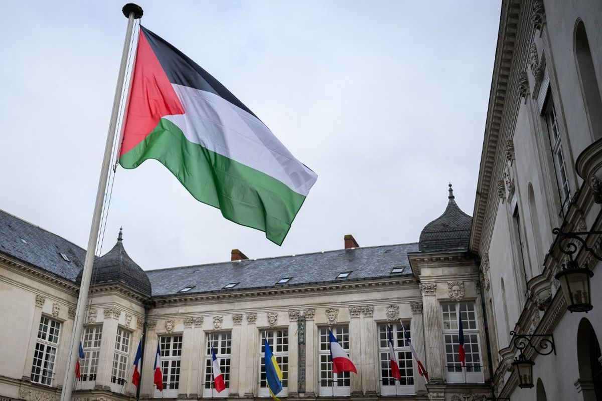 Bendera Palestina berkibar di pintu masuk Balai Kota Nantes, bertepatan dengan rencana Perancis untuk mengakui negara Palestina di Perserikatan Bangsa-Bangsa (PBB) pada 22 September 2025.