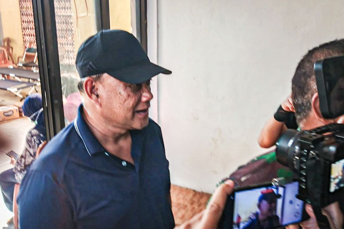 Kepala Badan Gizi Nasional (BGN), Dadan Hindayana mengunjungi ratusan korban keracunan massal di GOR Kecamatan Cipongkor, Kabupaten Bandung Barat (KBB), Jawa Barat, Selasa (23/9/2025).