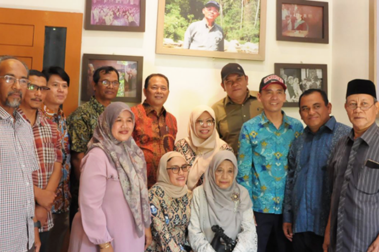 Perjuangan Kasim Arifin, Mahasiswa IPB yang Rela KKN 15 Tahun di Pulau Seram demi Mengabdi