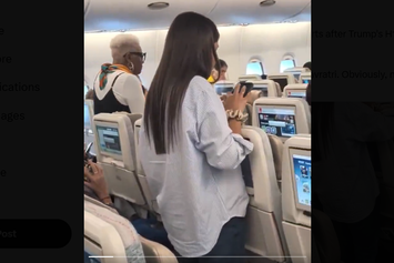 Momen-Penumpang-India-Emirates-Turun-dari-Pesawat-Setelah-Trump-Naikkan-Biaya-Visa